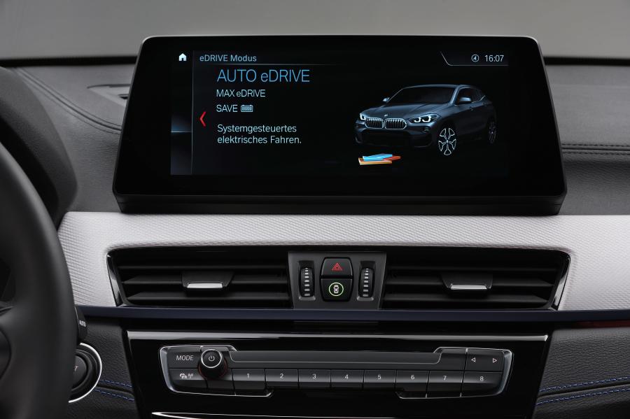 Детали интерьера BMW X2 xDrive25e M Sport (F39) 2020 года  (WW) (фото 51 из 55)